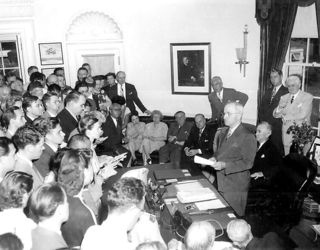 767px-President_Truman_announces_Japan's_surrender.jpg