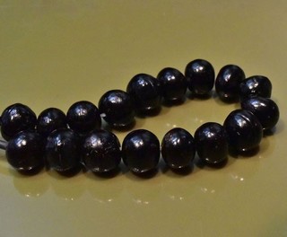 ムクロジの黒い種子は、正月の羽根突きの玉や数珠になる (2).jpg