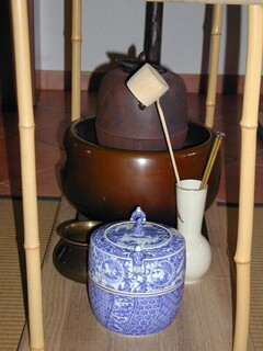 茶道で使われる風炉（画面奥）.jpg